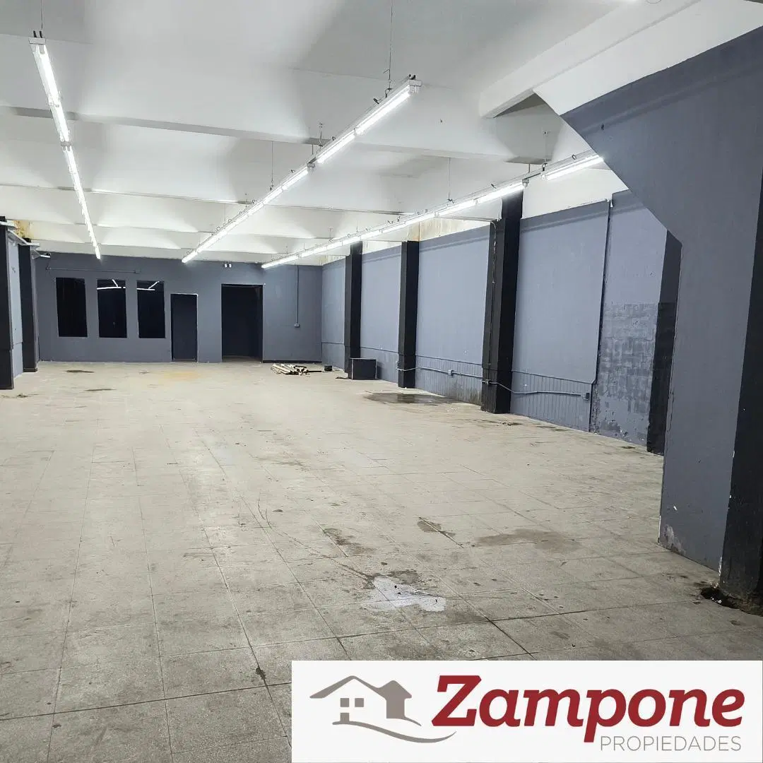 LOCAL COMERCIAL VARIOS RUBOS 237M2 CUBIERTOS IDEAL DEPOSITO 3
