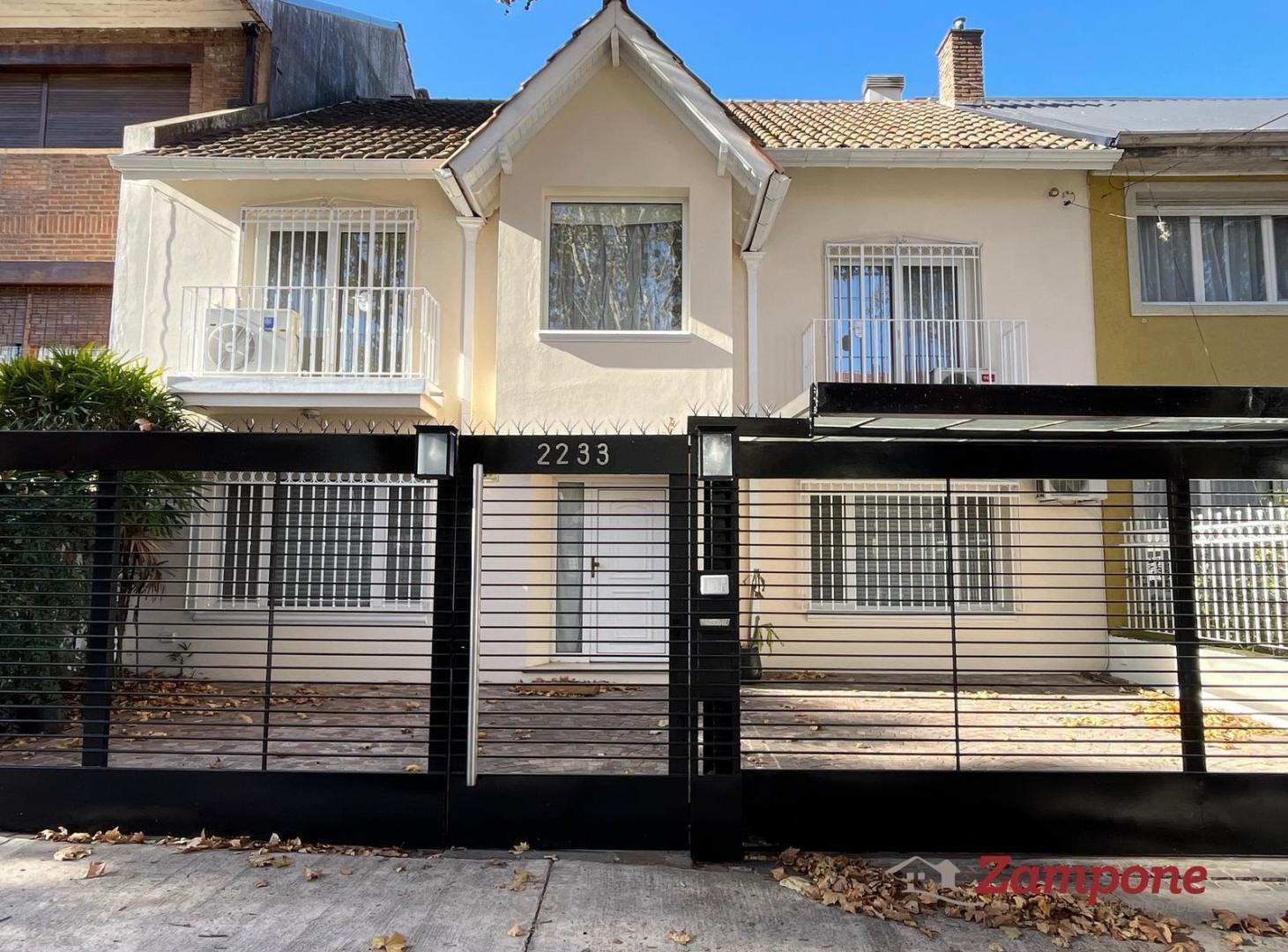 Casa en alquiler de 3 dormitorios con jardin, pileta y quincho