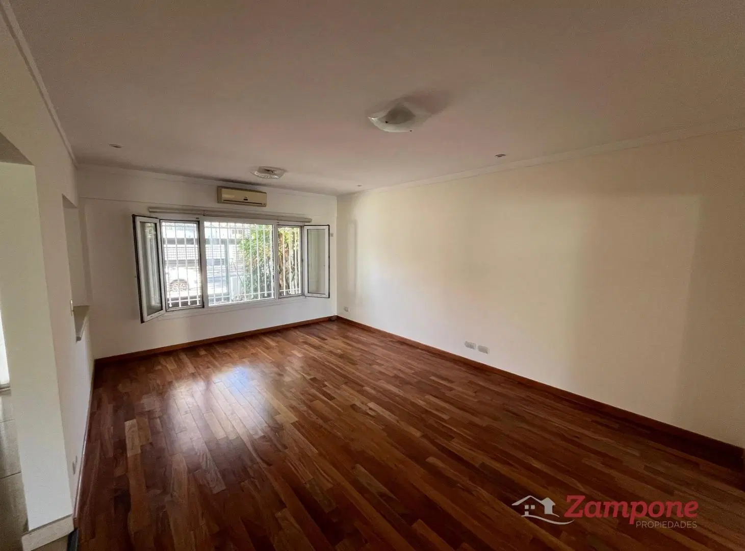 Casa en alquiler de 3 dormitorios con jardin, pileta y quincho 3