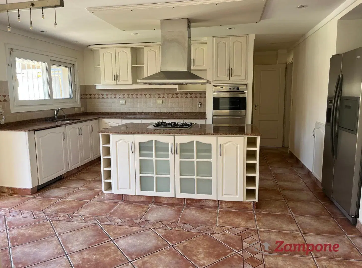 Casa en alquiler de 3 dormitorios con jardin, pileta y quincho 3