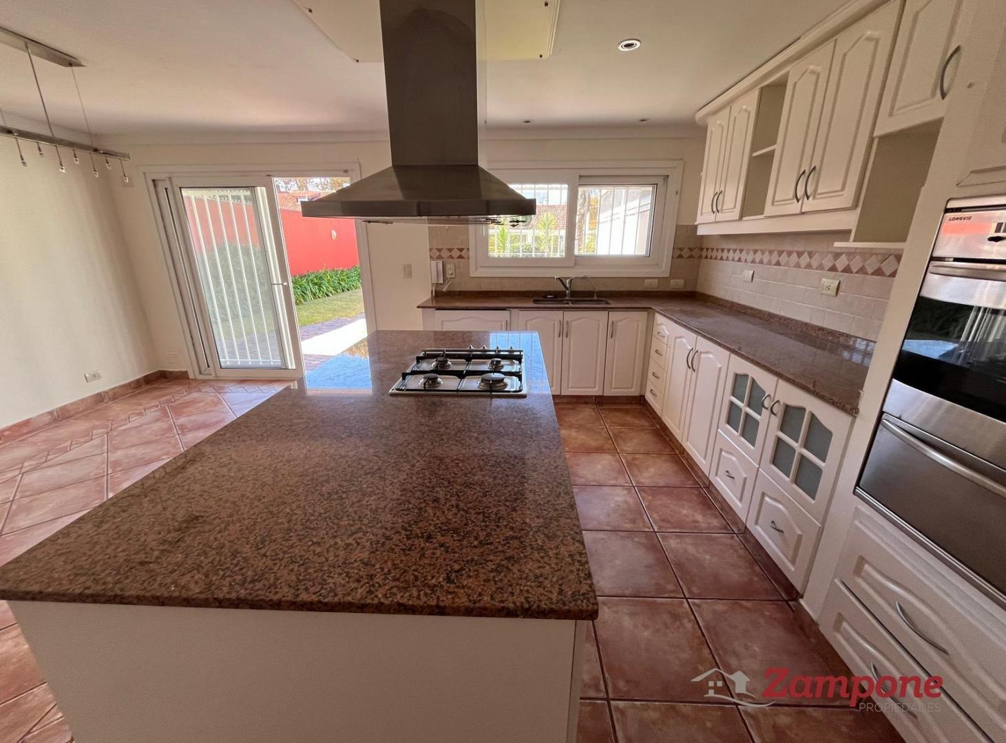 Foto de Casa en alquiler de 3 dormitorios con jardin, pileta y quincho, imagen 2