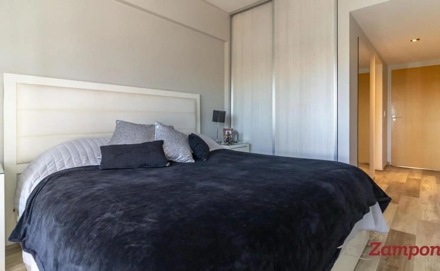 VENTA CUATRO AMB  , DOS COCHERAS  APTO CREDITO ! 8