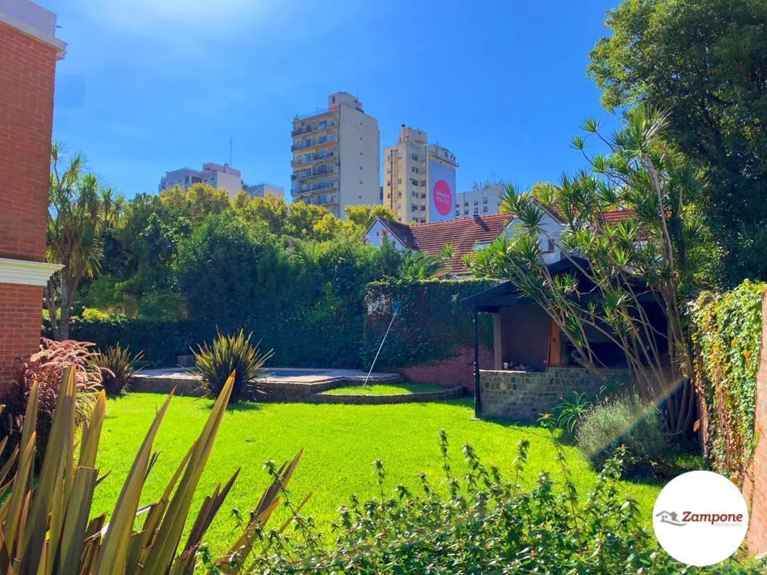 DOBLE LOTE! Espectacular Casa c/jardin y pileta - Olivos 4