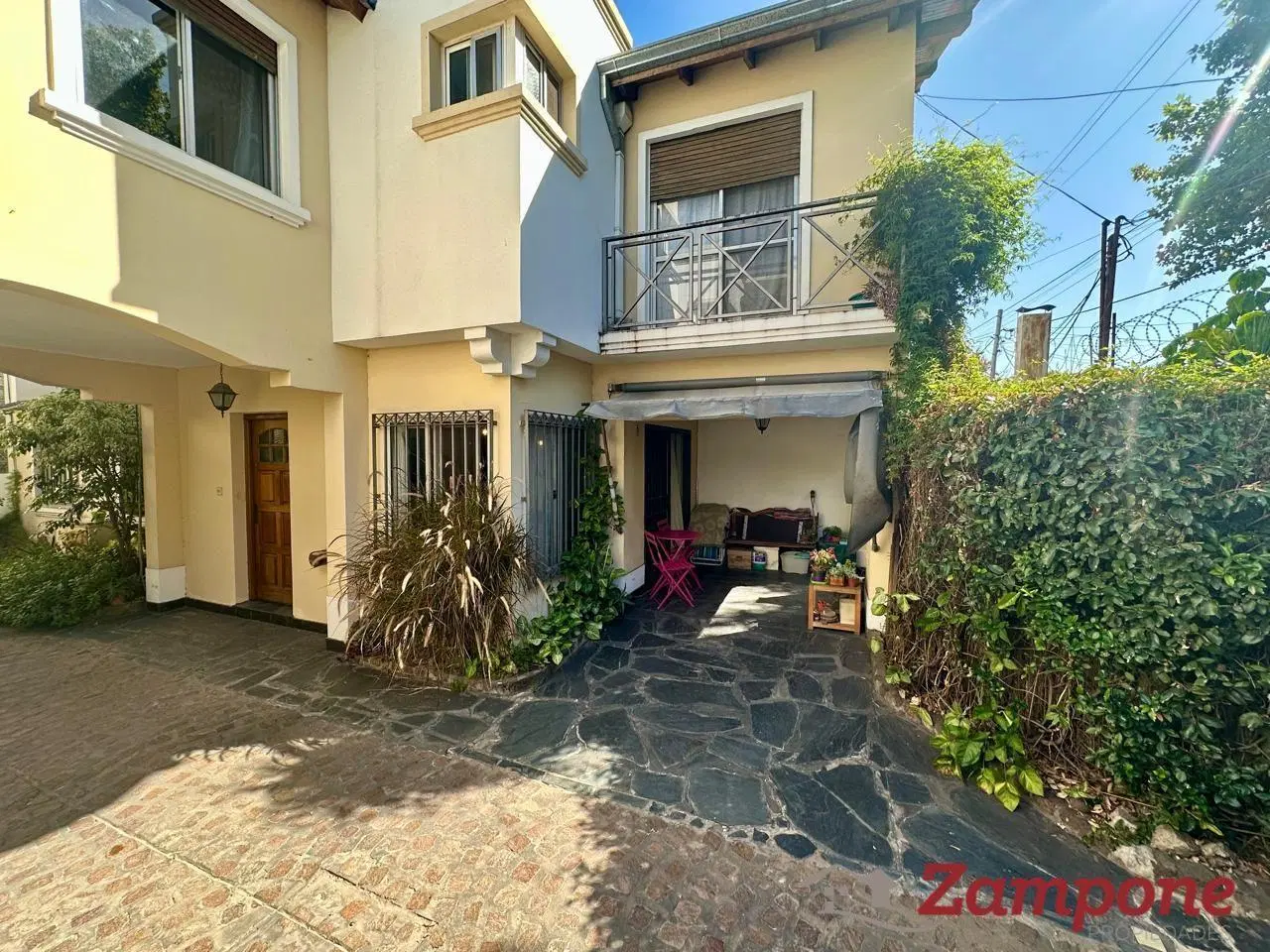 Venta de Duplex de 4 ambientes en condominio con cochera, patio y parrilla 2