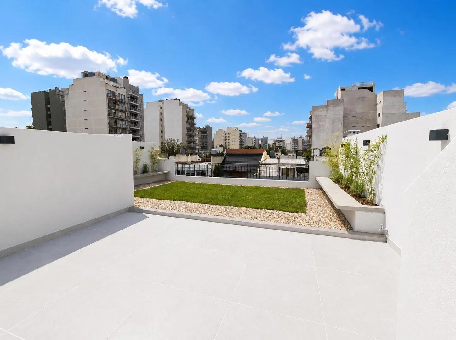 Tipo Casa con patio, terraza y cochera. Dos dormitorios y quincho en Villa del Parque 5