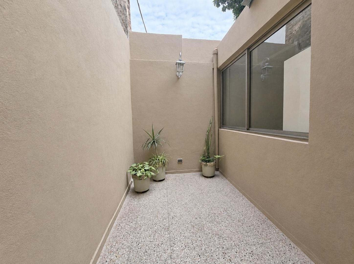 Foto de PH de 4 ambientes con patios y 2 baños, imagen 2