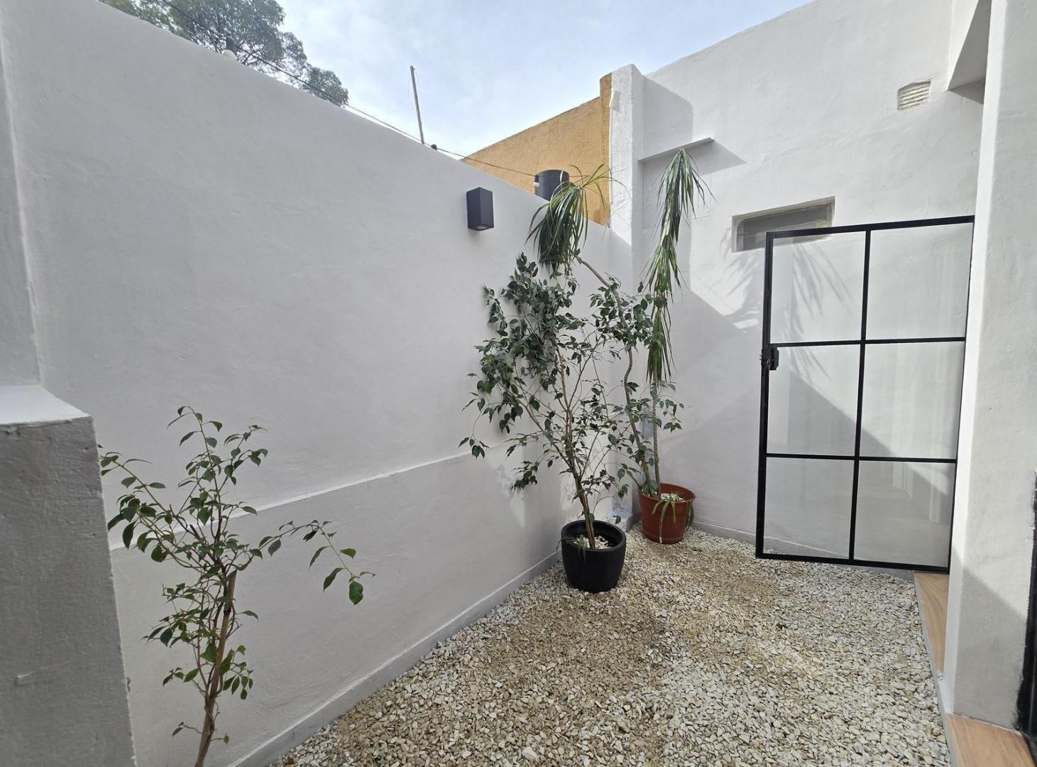 Foto de Venta - Colegiales - PH 2 ambientes con Patio - Toilette y Baño en, imagen 1