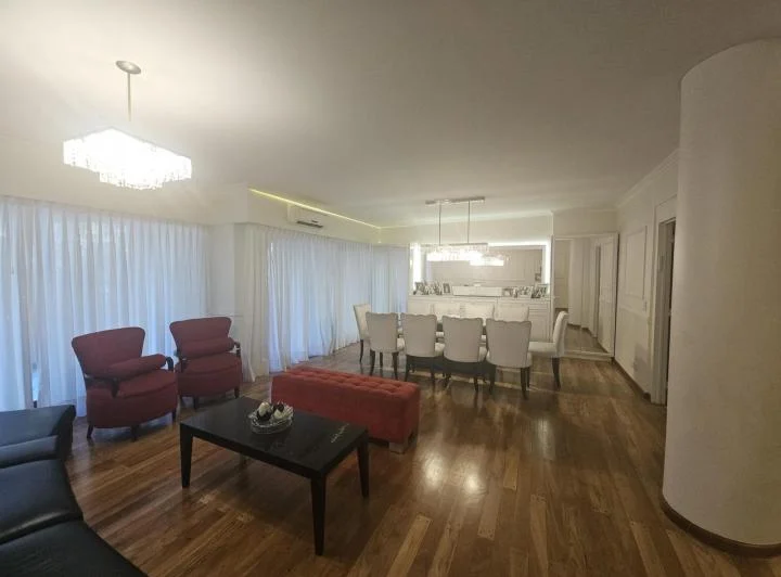 Venta Departamento de 5 Ambientes en Barrio Norte con Cochera y Baulera