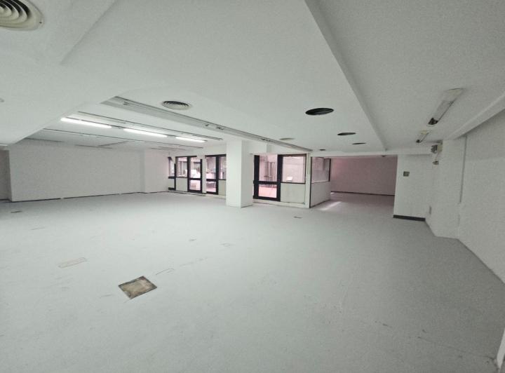 Venta Impecable Oficina con Cochera fija y Toilette Propio en Centro 1