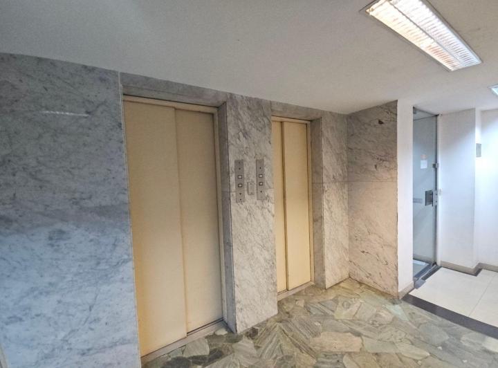 Venta Impecable Oficina con Cochera fija y Toilette Propio en Centro 5