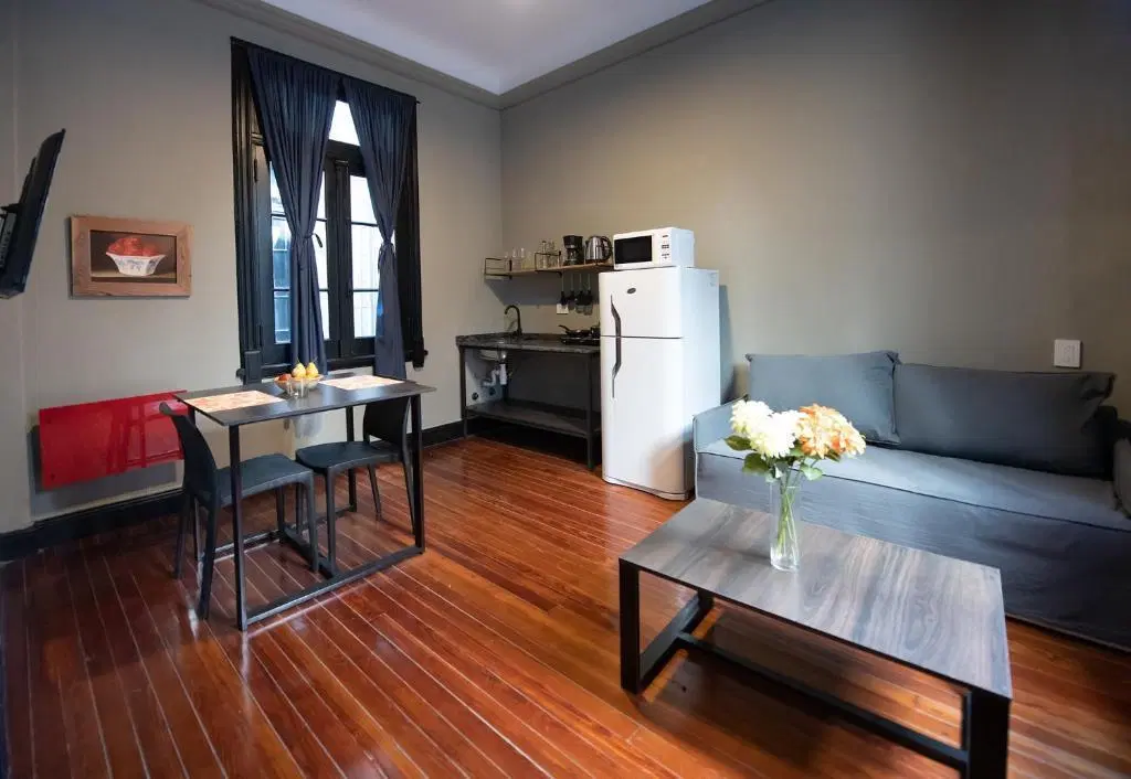 Venta Edificio con 23 departamentos + Local con Renta en Monserrat 1