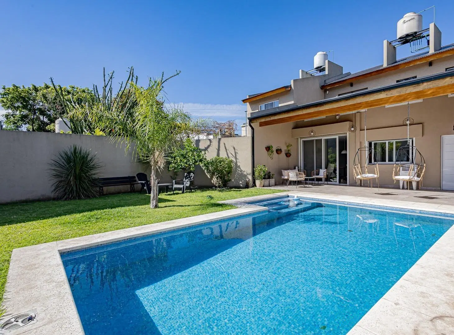 VENTA CASA 4 AMB EL PALOMAR SE EVALÚA PERMUTA  - PILETA Y FONDO - 4
