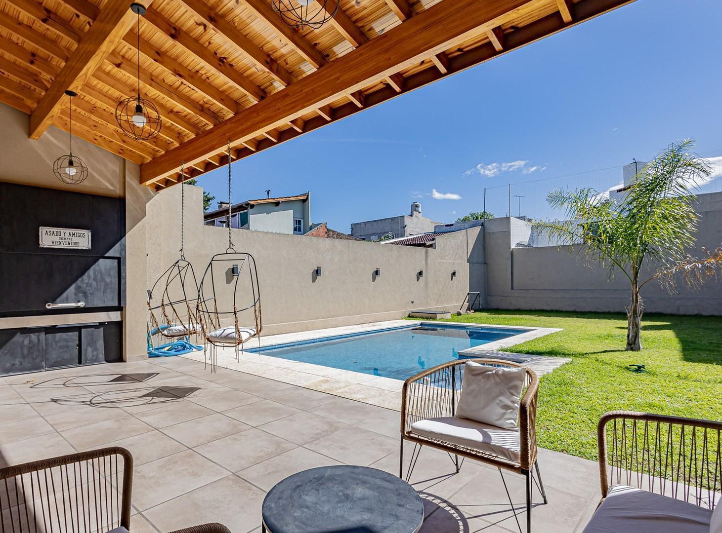 Foto de VENTA CASA 4 AMB c/ pileta - ZONA Colegio Emaús, imagen 2