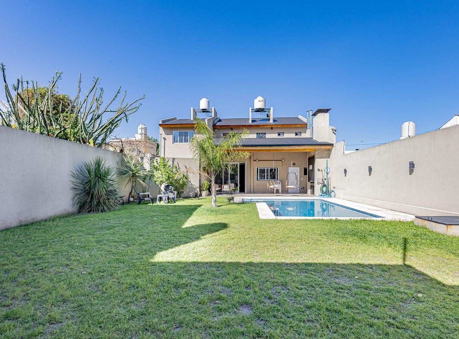 Foto de VENTA CASA 4 AMB c/ pileta - ZONA Colegio Emaús, imagen 3