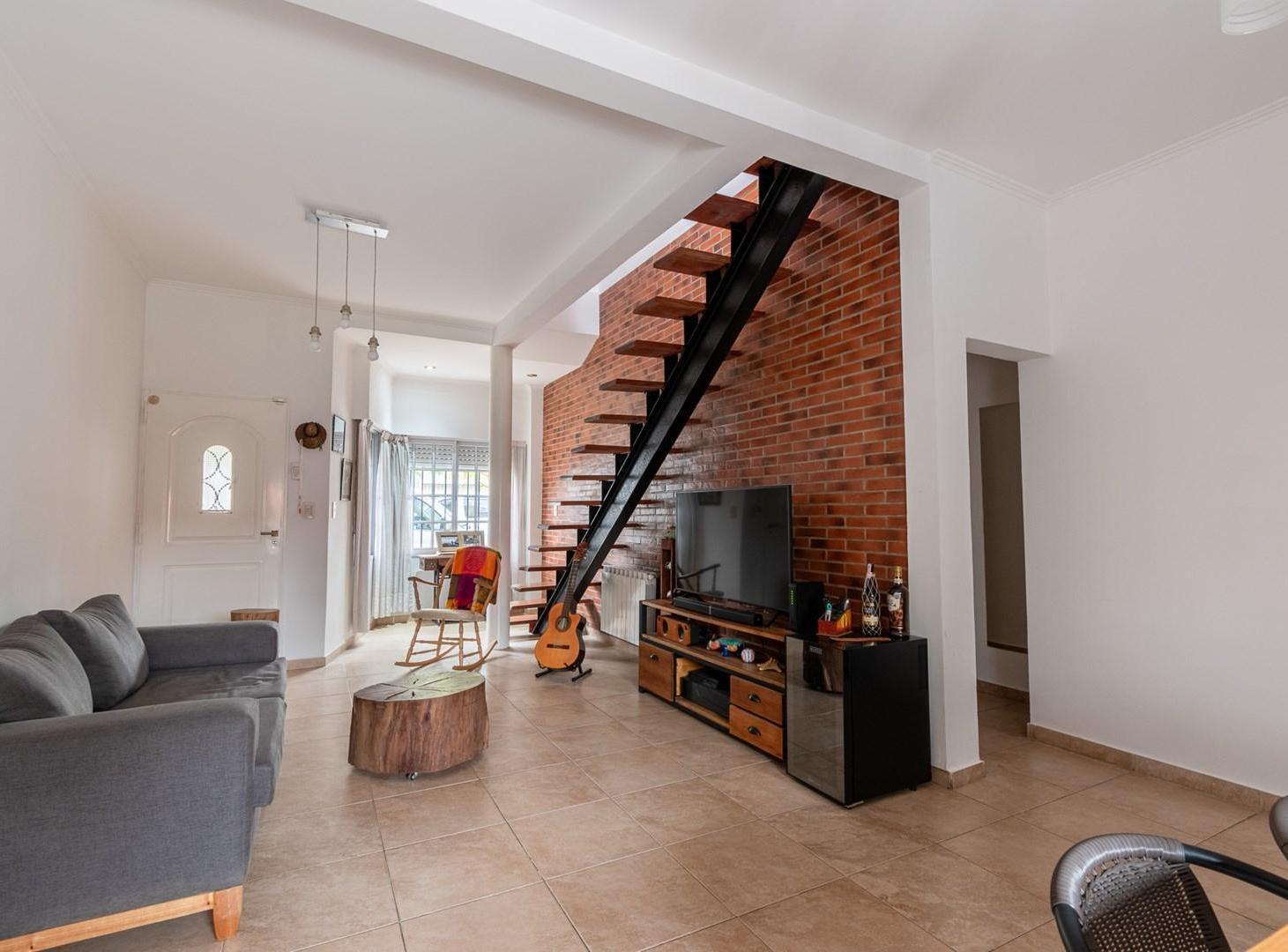 Foto de VENTA CASA 4 AMB HAEDO SUR - LOTE 10x17.96 C/COCH Y PARQUE, imagen 1