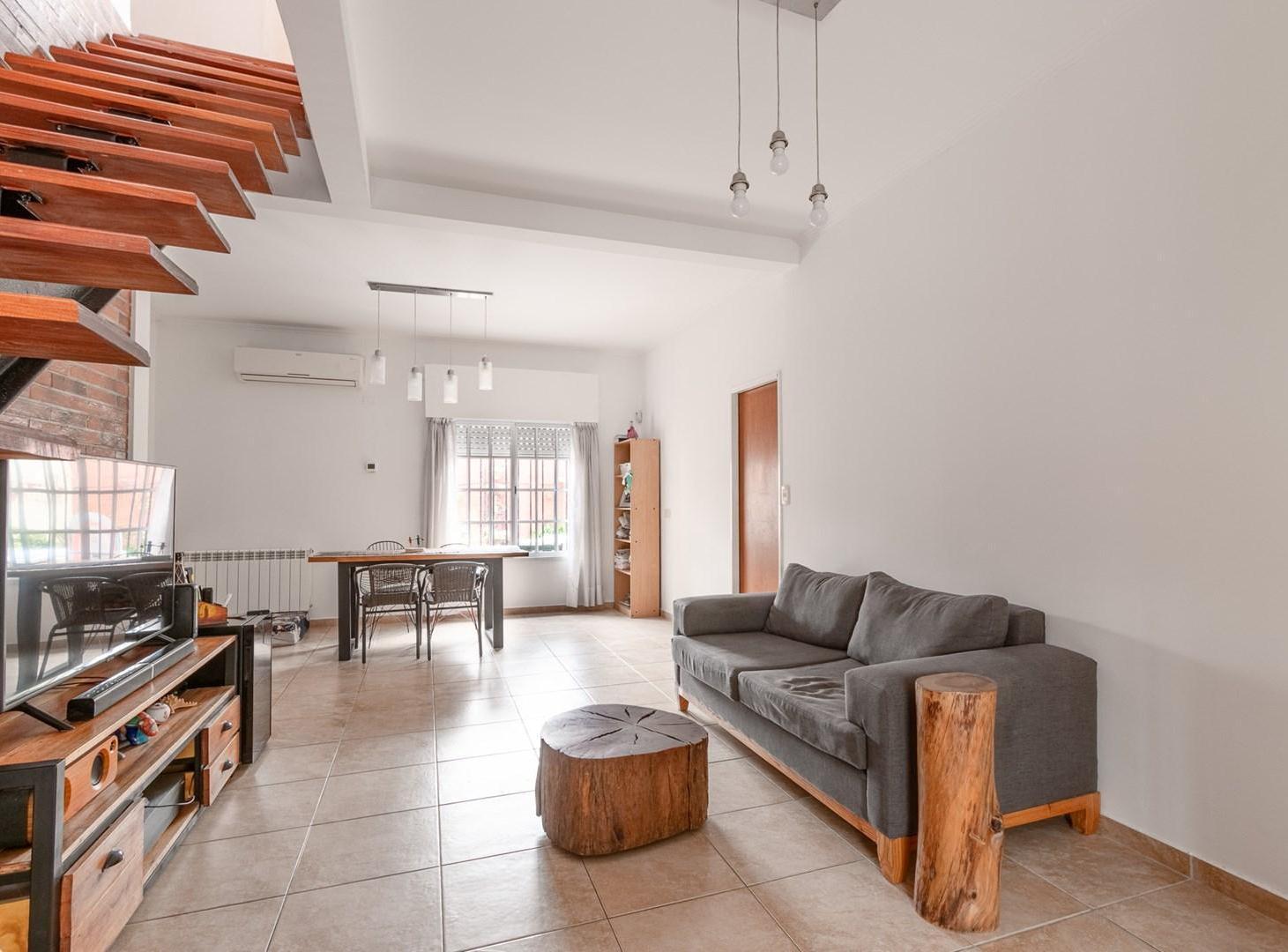 Foto de VENTA CASA 4 AMB HAEDO SUR - LOTE 10x17.96 C/COCH Y PARQUE, imagen 2