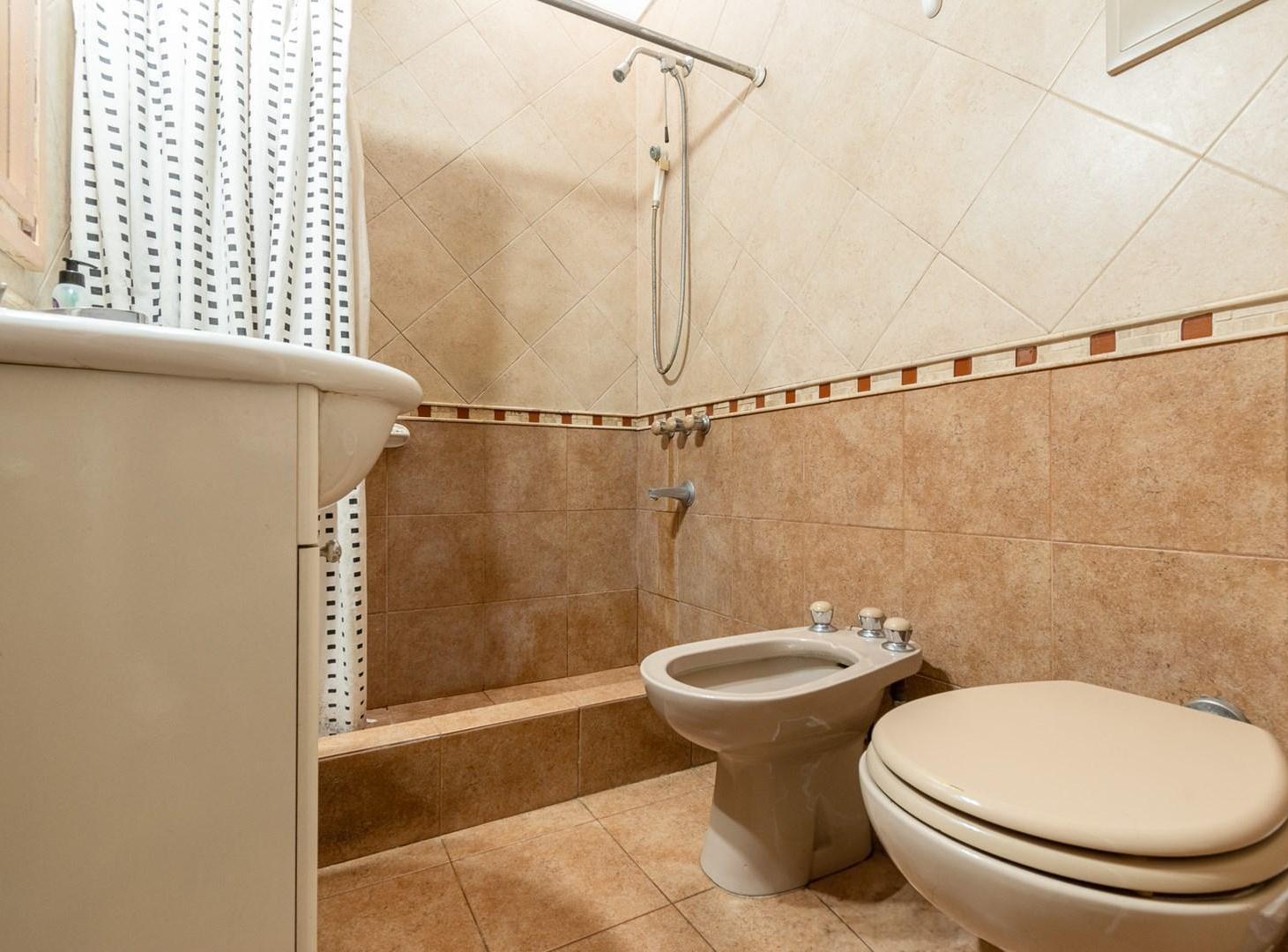 Foto de VENTA CASA 4 AMB HAEDO SUR - LOTE 10x17.96 C/COCH Y PARQUE, imagen 4