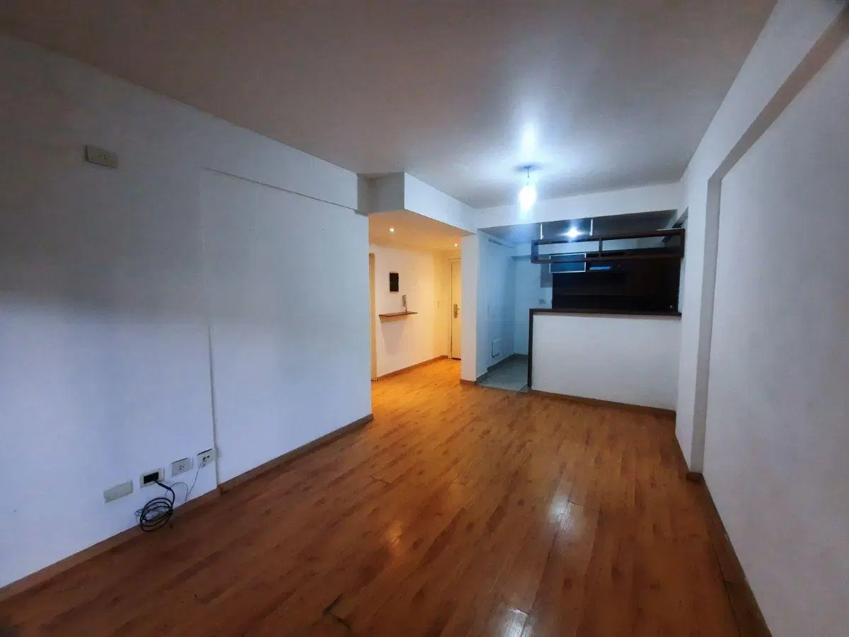 Departamento de 2 Ambientes Al Frente con Balcón, SUM, landry. Villa Del Parque 4