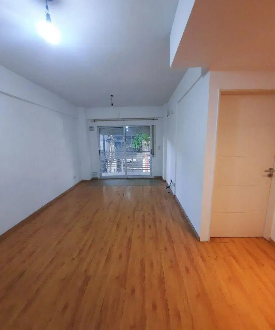 Departamento de 2 Ambientes Al Frente con Balcón, SUM, landry. Villa Del Parque 5