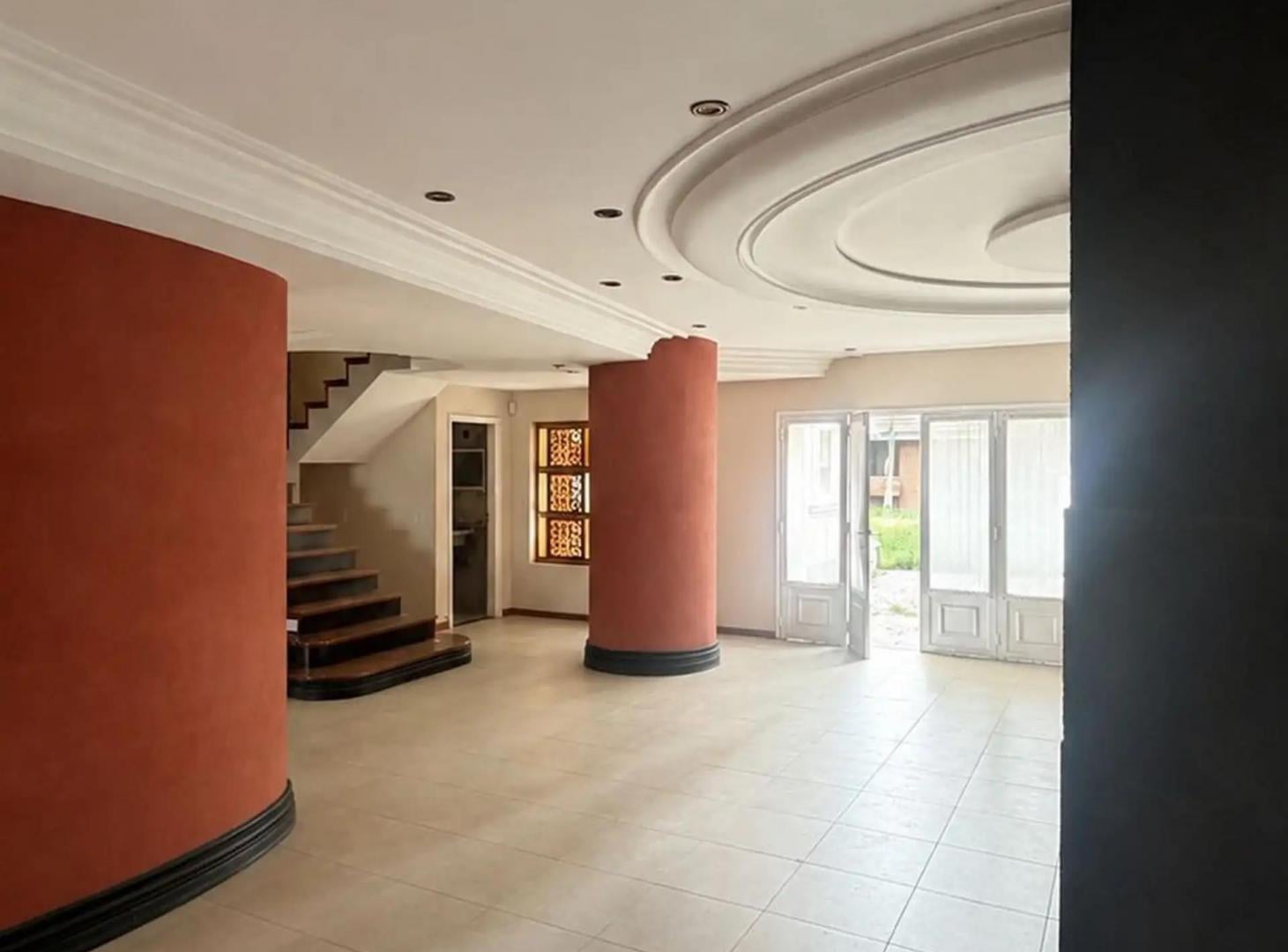Foto de HERMOSA CASA EN ALQUILER – AMPLITUD, JARDÍN Y QUINCHO, imagen 1