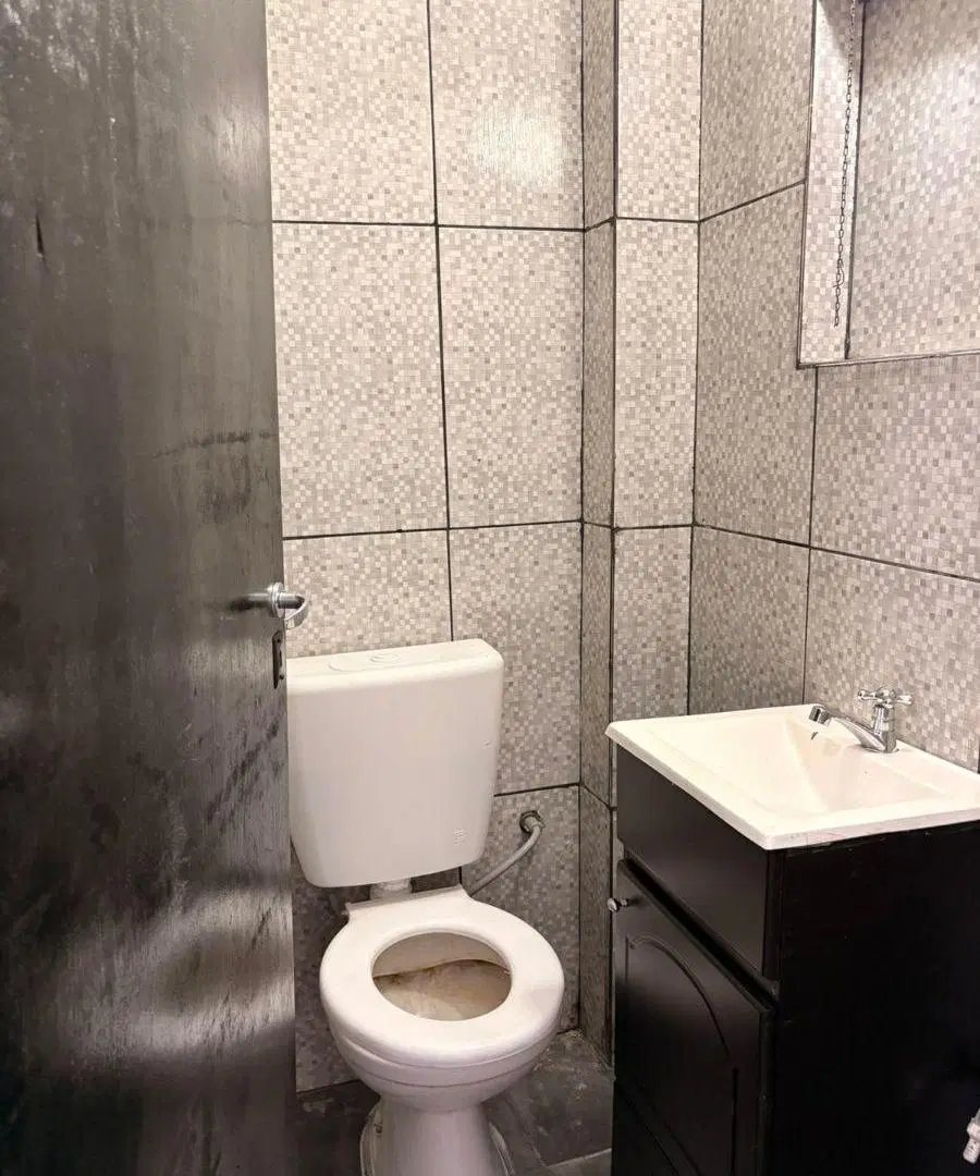 Local amplio con baño, vidriera y persiana metálica. 2