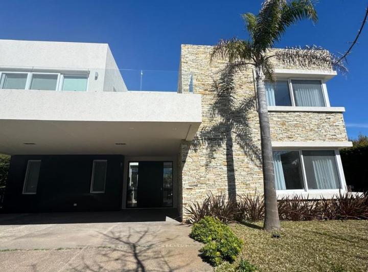 Casa en El Yacht 1