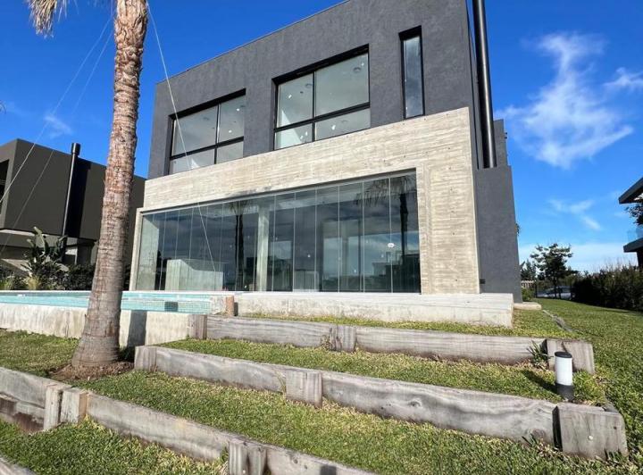 Casa en  el Yacht al rio 4