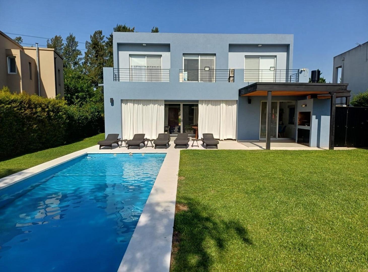 Casa a la laguna en venta en barrio La Comarca, Tigre.