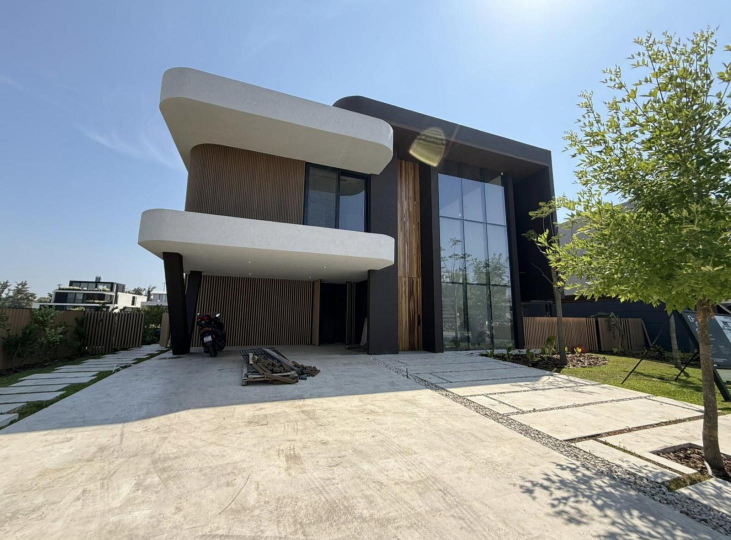 Casa en venta al rio, en barrio El Yacht, Nordelta, Tigre