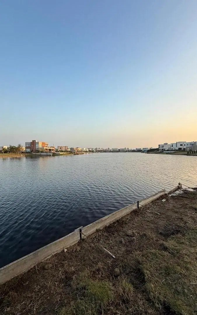 Terreno en venta a la laguna en Santa Ana 3