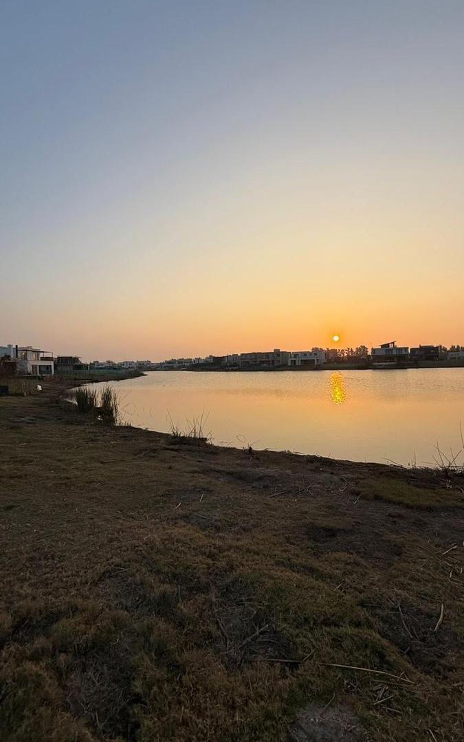 Terreno en venta a la laguna en Santa Ana