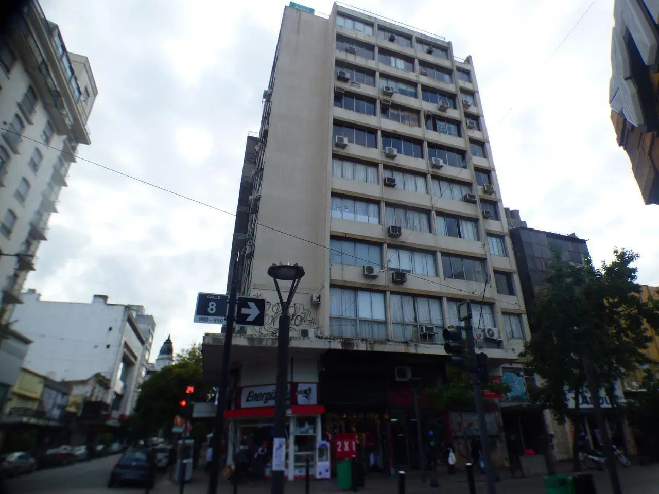 Oficina en venta sobre calle 8 en La Plata 5