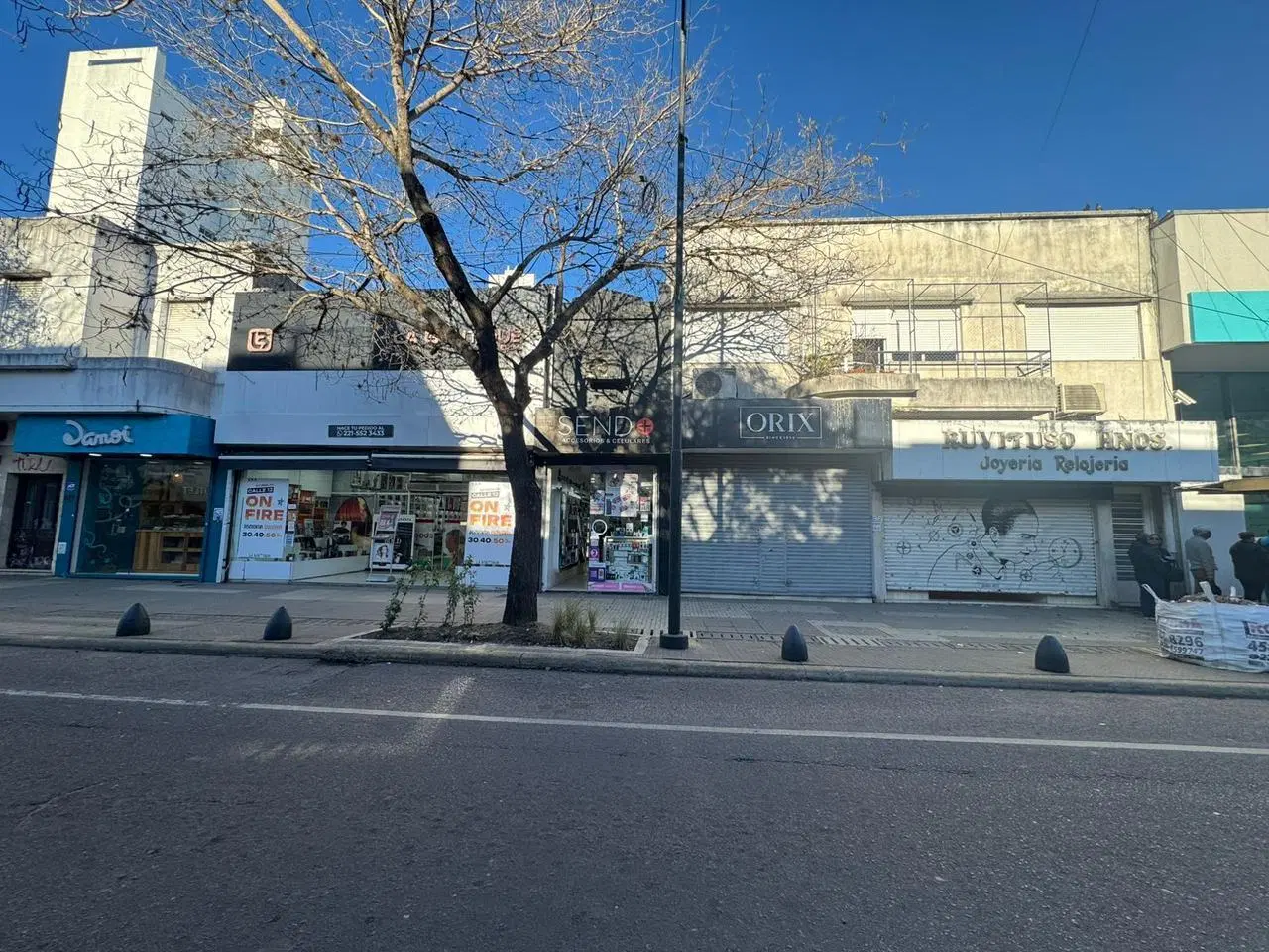 Local en venta sobre calle 12 en La Plata 2