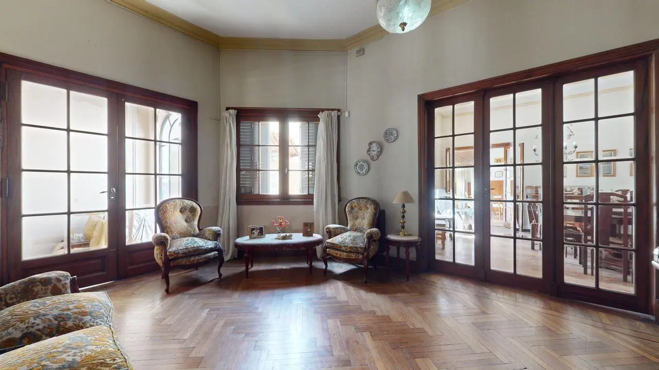 Casa de estilo en venta en La Plata 2