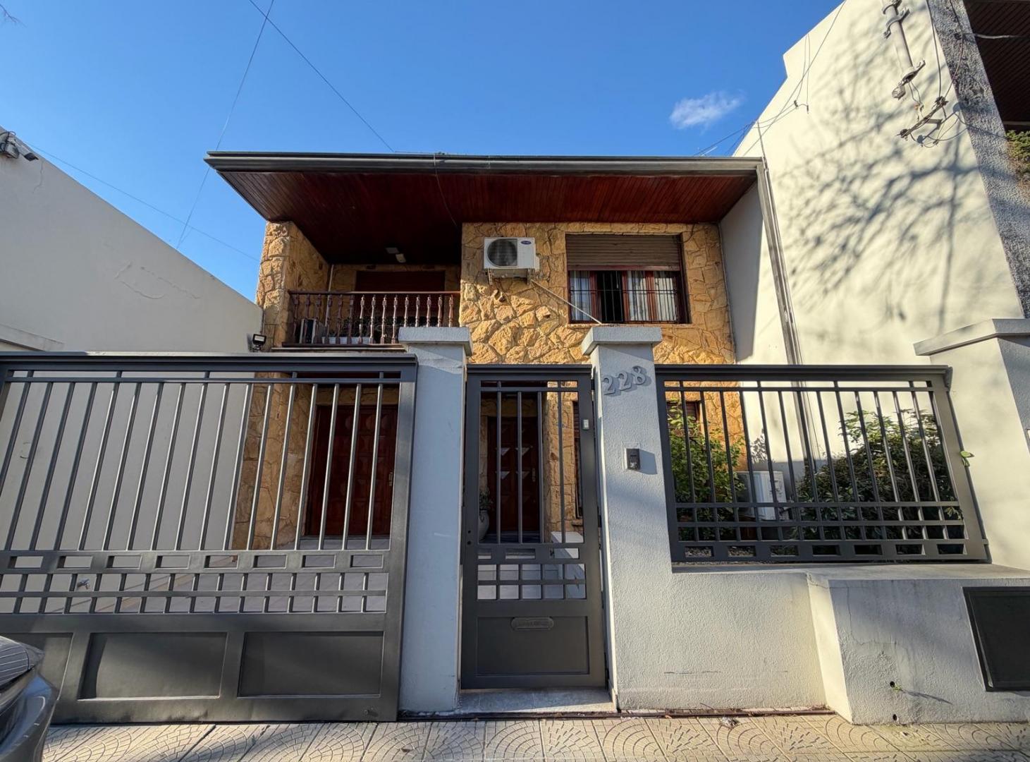 Foto de Casa en venta de 3 dormitorios en La Plata, imagen 2