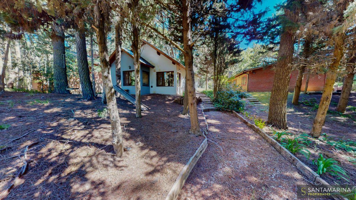Casa en venta en Mar de las Pampas – Cabaña clásica con 3 dormitorios y amplio parque