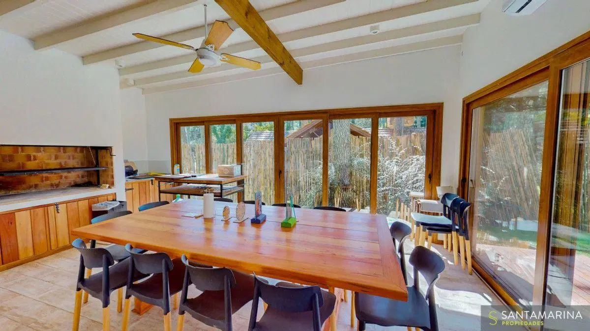 Casa con 4 dormitorios en venta con 1123 m² de lote en Cariló 5