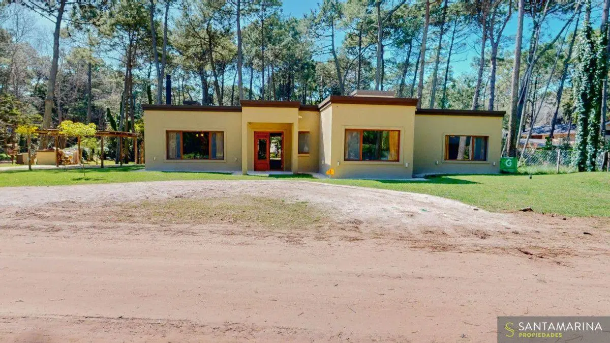 Casa con 4 dormitorios en venta con 1123 m² de lote en Cariló 2