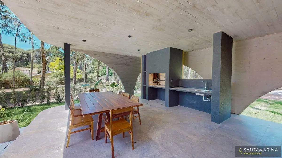 Casa 5 ambientes en venta con piscina sobre av principal - Cariló 2