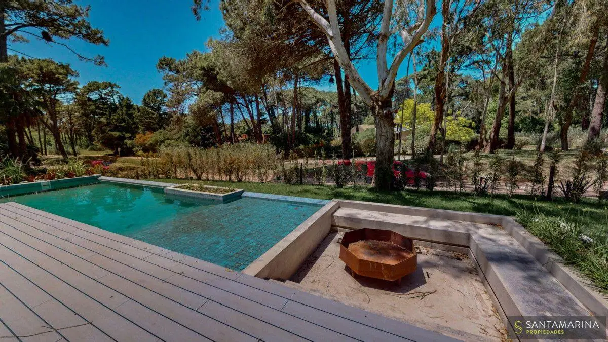 Casa 5 ambientes en venta con piscina sobre av principal - Cariló 4