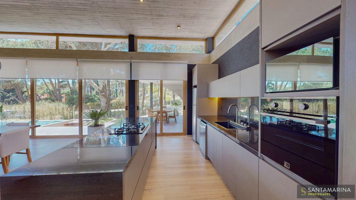 Foto de Casa 5 ambientes en venta con piscina sobre av principal - Cariló, imagen 1