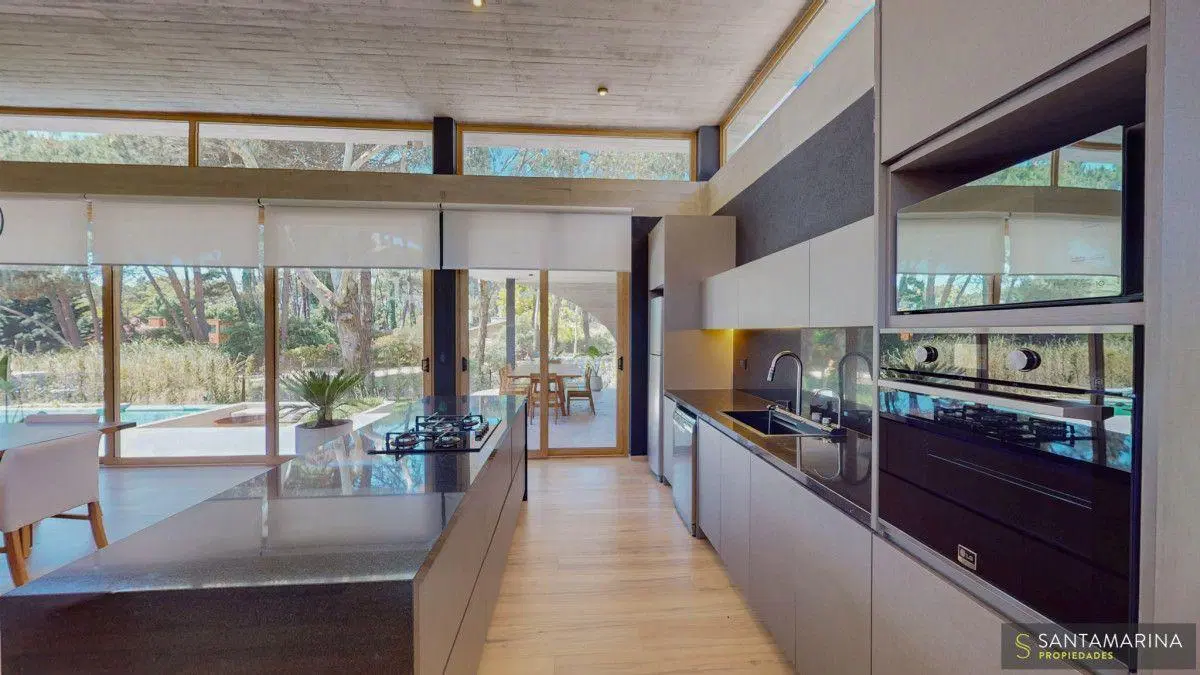 Casa 5 ambientes en venta con piscina sobre av principal - Cariló 1