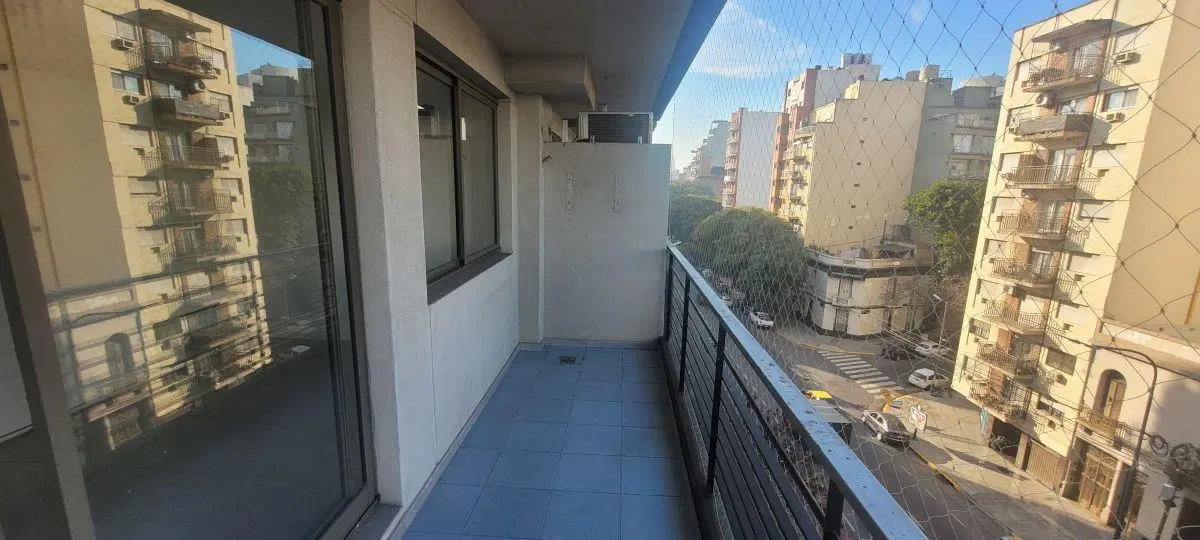 ¡Excelente oportunidad de alquiler! Amplio ambiente divisible con balcón al frente 4