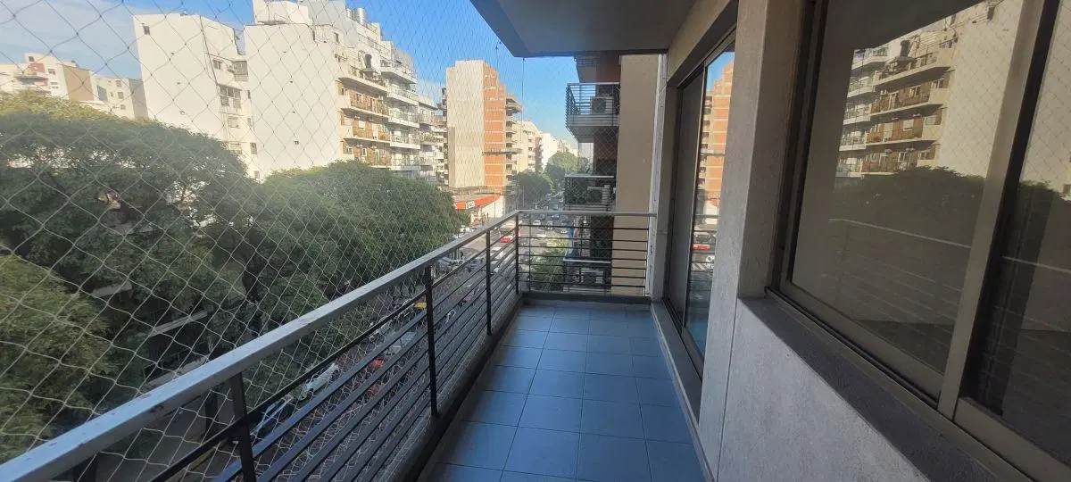 ¡Excelente oportunidad de alquiler! Amplio ambiente divisible con balcón al frente 2