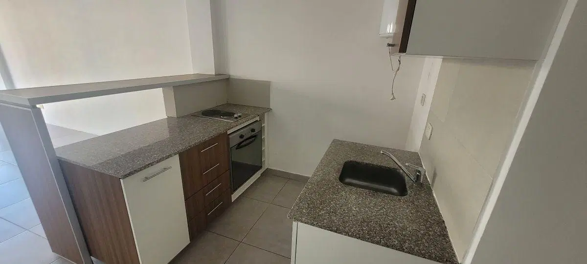 ¡Excelente oportunidad de alquiler! Amplio ambiente divisible con balcón al frente 8