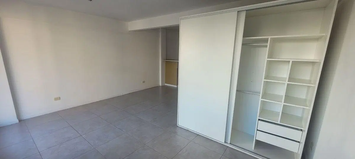 ¡Excelente oportunidad de alquiler! Amplio ambiente divisible con balcón al frente 1