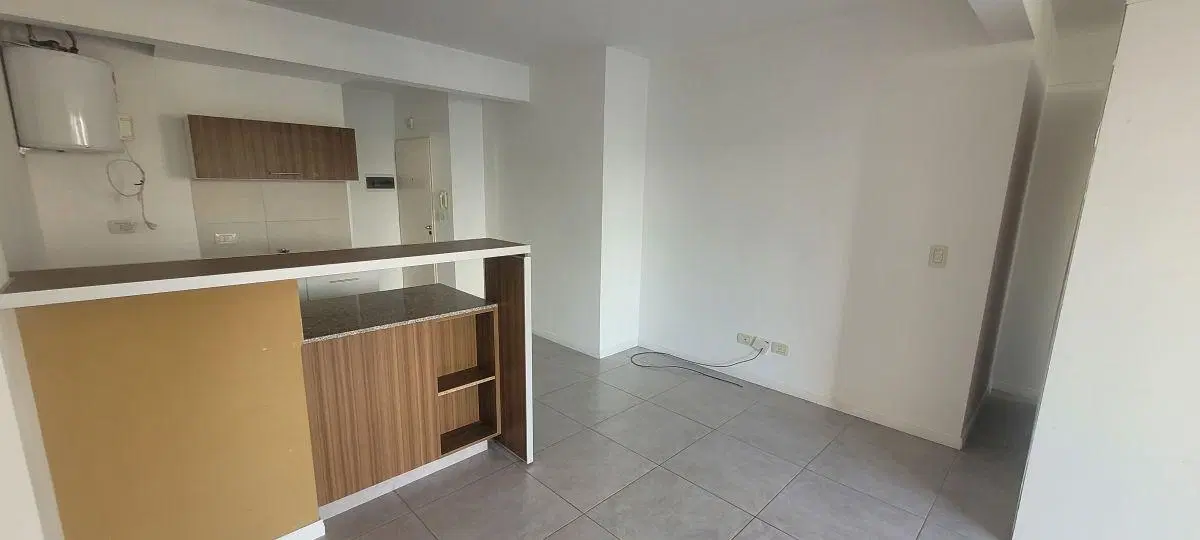 ¡Excelente oportunidad de alquiler! Amplio ambiente divisible con balcón al frente 3