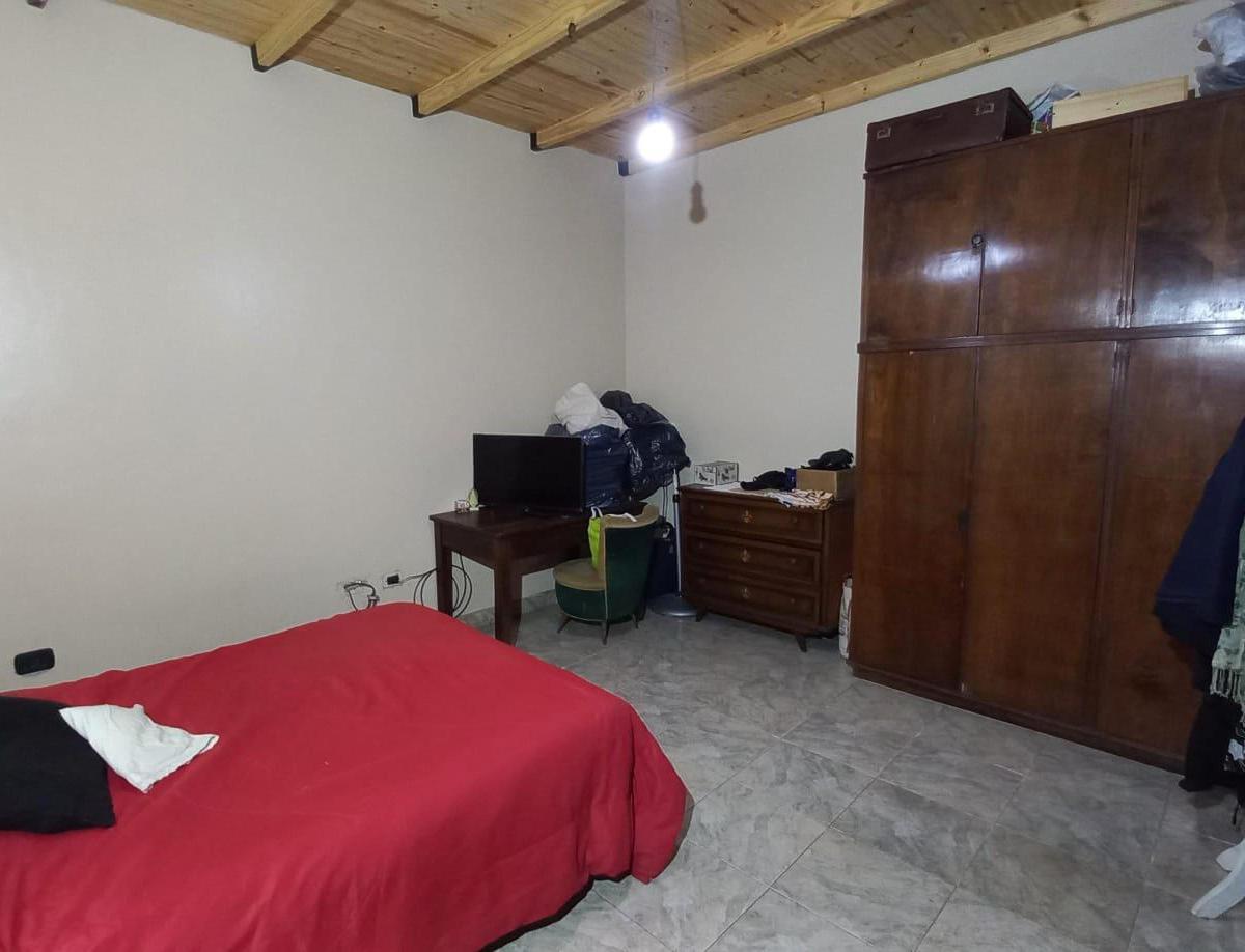 Casa en muy buen estado, sobre amplio lote.