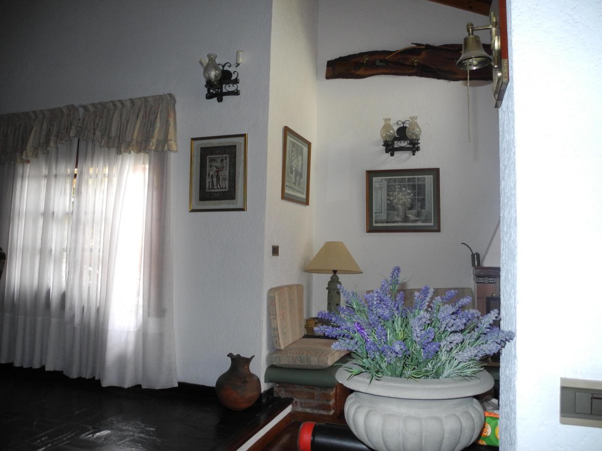 Casa-Chalet de 5 ambientes con piscina y jardín. EXCELENTE
