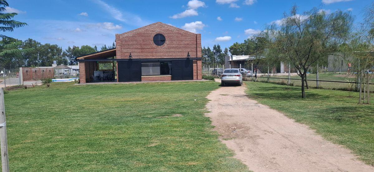 Casa 3 dormitorios,3 baños pileta quincho galpón o cochera cubierta parque de 2100 m² en Domselaar.